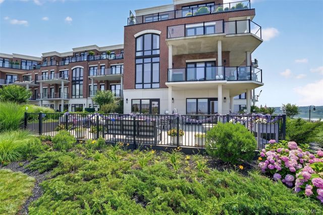 10 Shore Road 101, Glenwood Landing, NY 11547