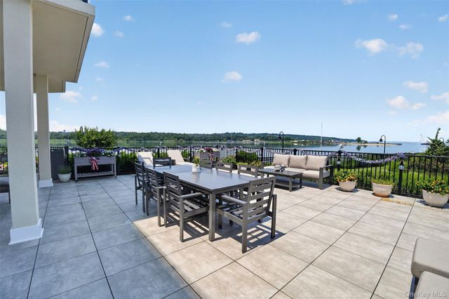 10 Shore Road 101, Glenwood Landing, NY 11547
