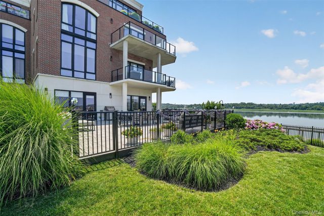 10 Shore Road 101, Glenwood Landing, NY 11547