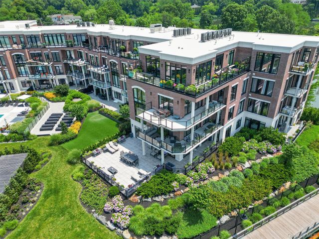 10 Shore Road 101, Glenwood Landing, NY 11547