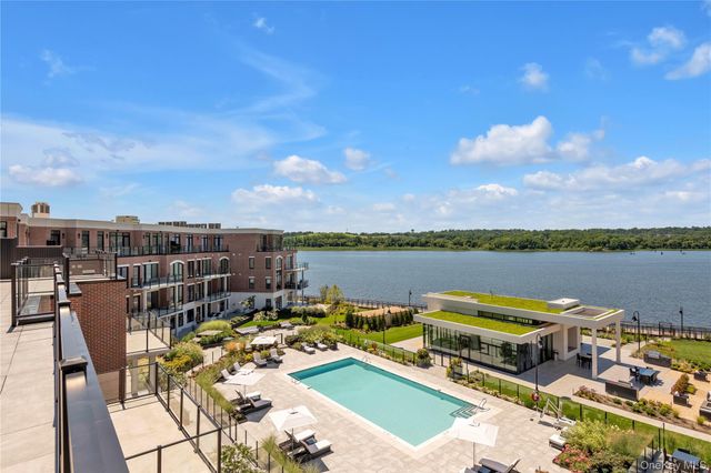 10 Shore Road 101, Glenwood Landing, NY 11547