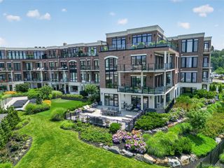 10 Shore Road 101, Glenwood Landing, NY 11547
