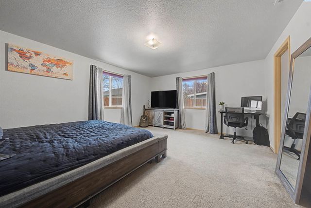 8007 Langara Dr, Pasco, WA 99301