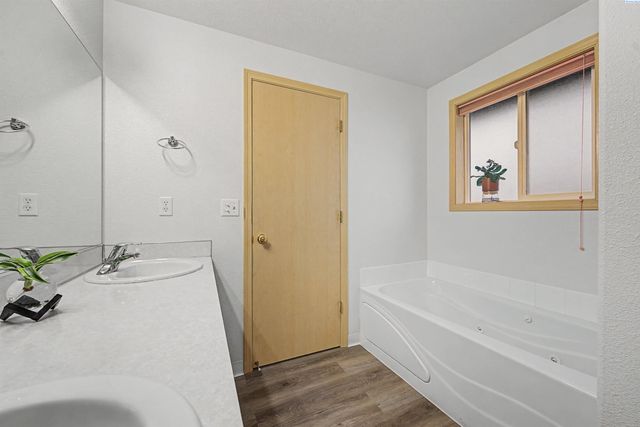 8007 Langara Dr, Pasco, WA 99301