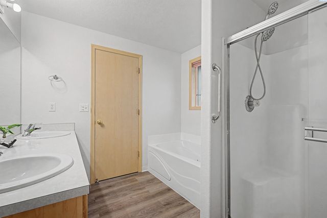 8007 Langara Dr, Pasco, WA 99301