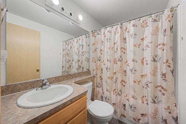 8007 Langara Dr, Pasco, WA 99301