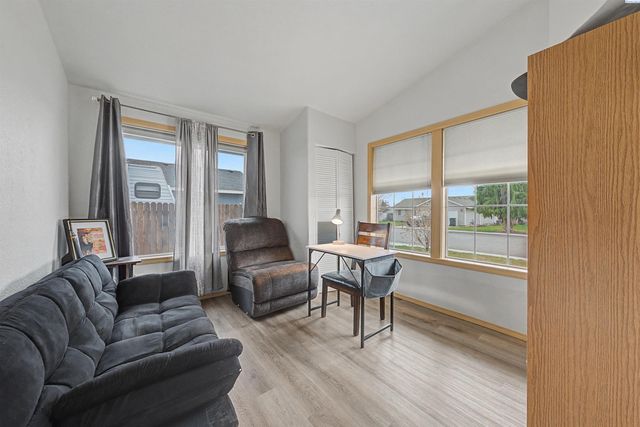 8007 Langara Dr, Pasco, WA 99301