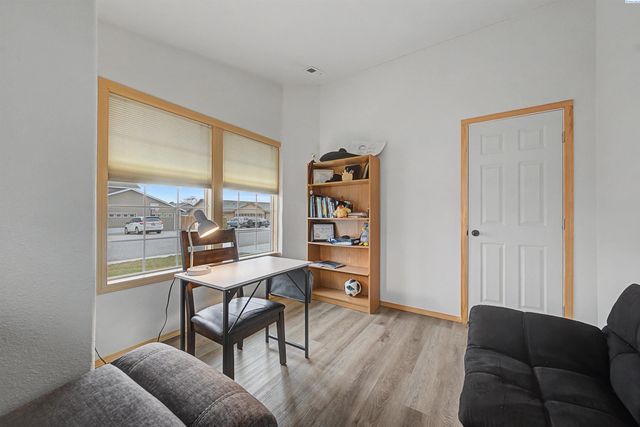 8007 Langara Dr, Pasco, WA 99301