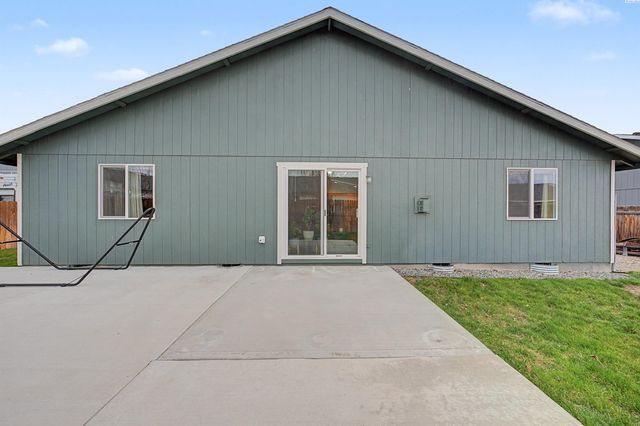 8007 Langara Dr, Pasco, WA 99301