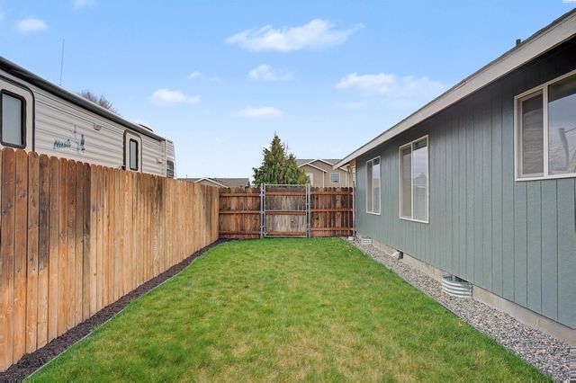 8007 Langara Dr, Pasco, WA 99301