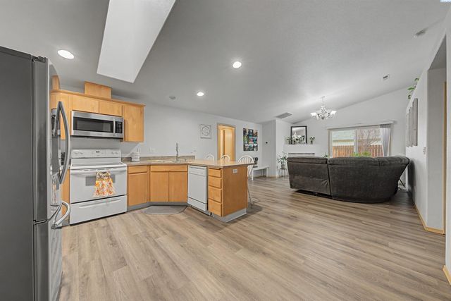 8007 Langara Dr, Pasco, WA 99301