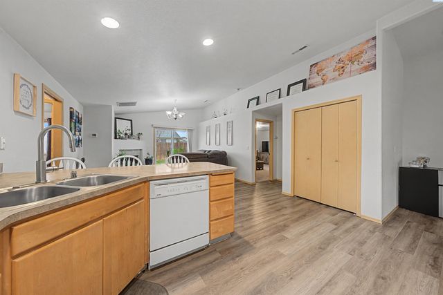 8007 Langara Dr, Pasco, WA 99301