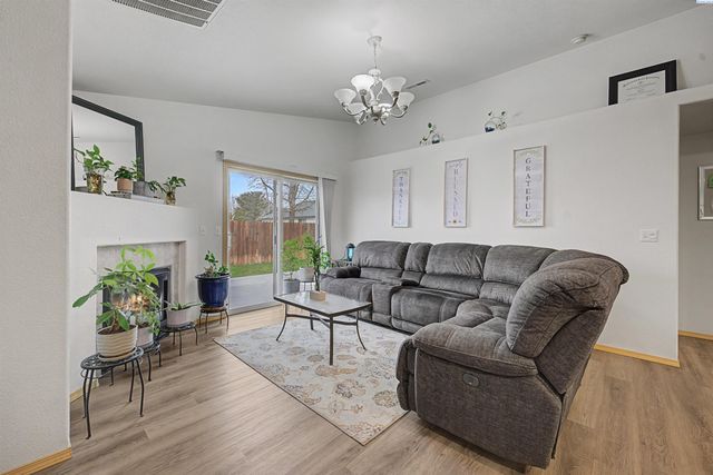 8007 Langara Dr, Pasco, WA 99301