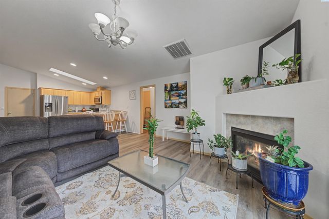 8007 Langara Dr, Pasco, WA 99301