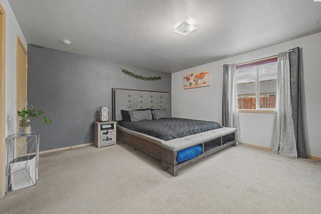 8007 Langara Dr, Pasco, WA 99301