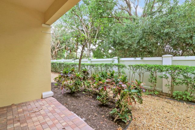 5242 Cambridge Court, Palm Beach Gardens, FL 33418