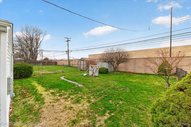 20305 Ellis Street, Roseville, MI 48066