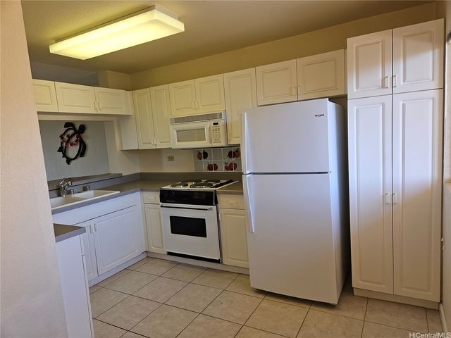 3075 Ala Poha Place 1703, Honolulu, HI 96818
