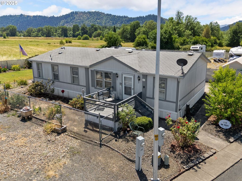 110 Nw BROC Dr, Winston, OR 97496