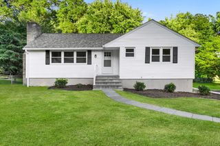 8 Lloyd Road, Norwalk, CT 06850