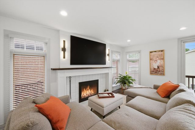 6057 N Tripp Avenue, Chicago, IL 60646