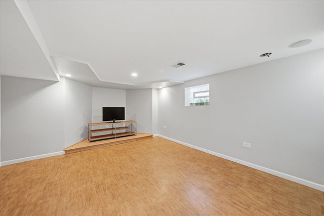 6057 N Tripp Avenue, Chicago, IL 60646