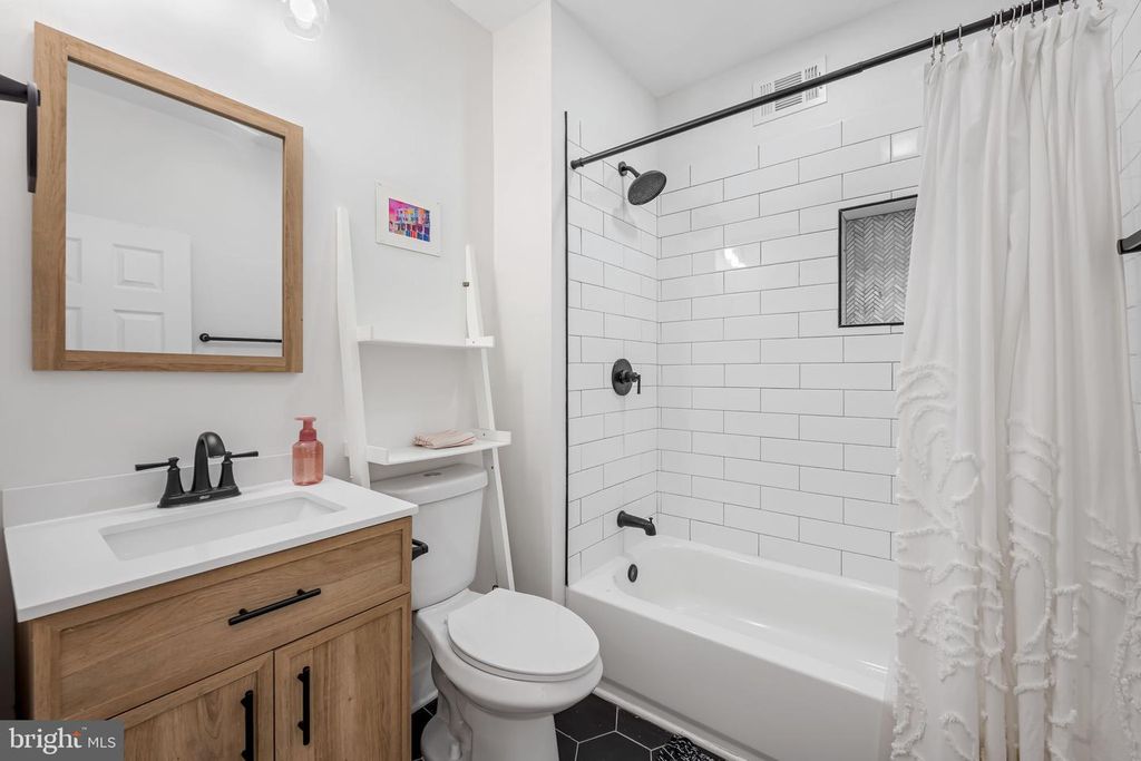Image 14 of property listing at 4124 FALLS RD, Baltimore, MD 21211