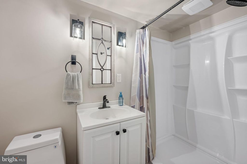 Image 26 of property listing at 4124 FALLS RD, Baltimore, MD 21211