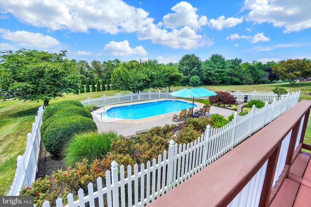 3 COUNTRY MANOR LN, New Freedom, PA 17349