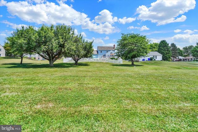 3 COUNTRY MANOR LN, New Freedom, PA 17349