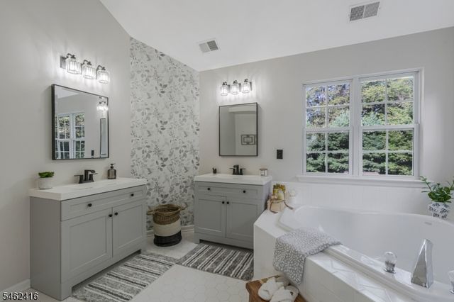 2 Saunders Ln, Mount Olive Twp., NJ 07840