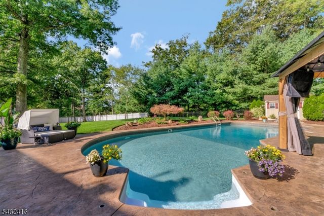 2 Saunders Ln, Mount Olive Twp., NJ 07840
