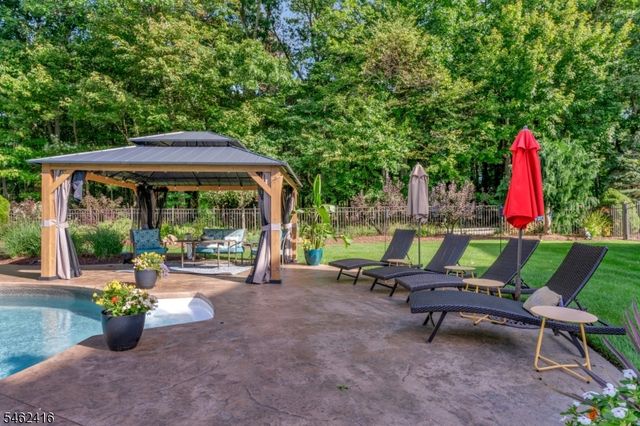 2 Saunders Ln, Mount Olive Twp., NJ 07840
