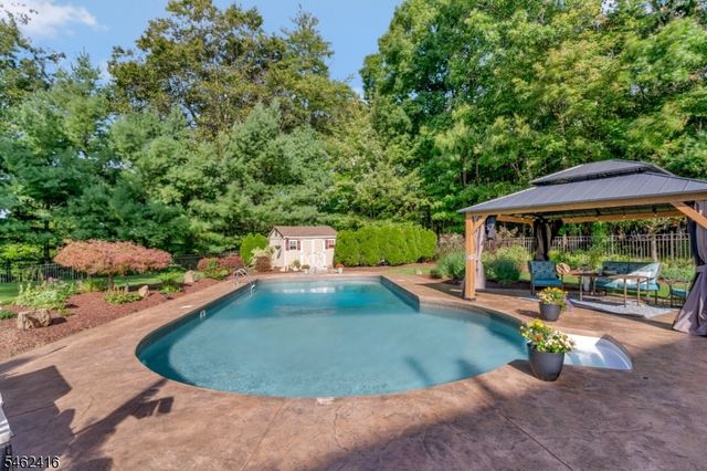 2 Saunders Ln, Mount Olive Twp., NJ 07840