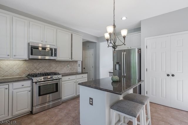 2 Saunders Ln, Mount Olive Twp., NJ 07840