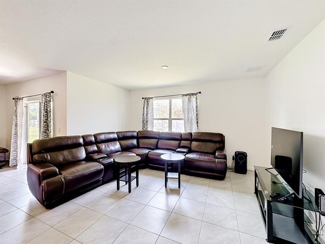 525 SW Twig Avenue, Port St. Lucie, FL 34983