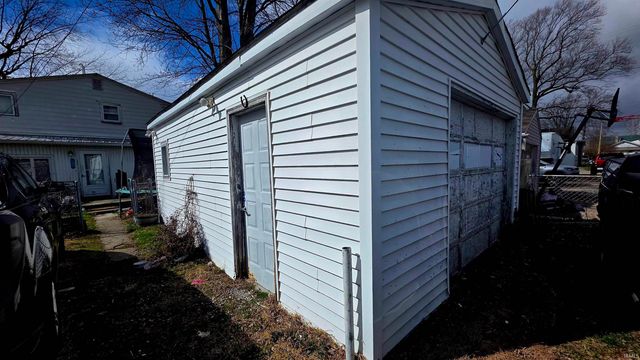 2004 S Macedonia Avenue, Muncie, IN 47302