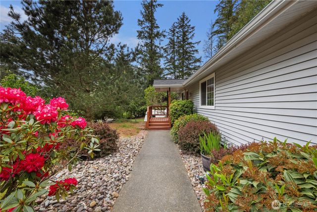 90 E Lakeland Way, Allyn, WA 98524