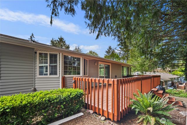 90 E Lakeland Way, Allyn, WA 98524