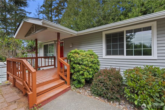 90 E Lakeland Way, Allyn, WA 98524
