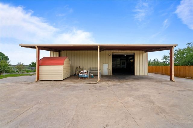 318 County Road 3032, Orange Grove, TX 78372