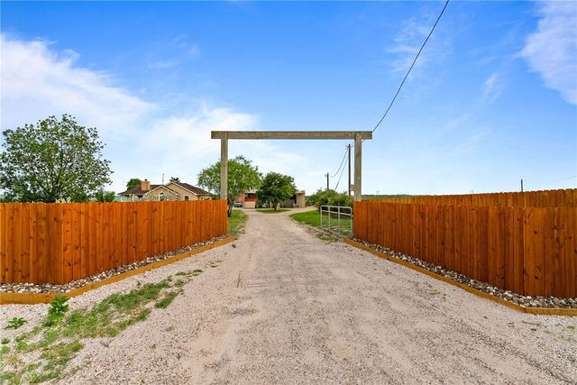 318 County Road 3032, Orange Grove, TX 78372