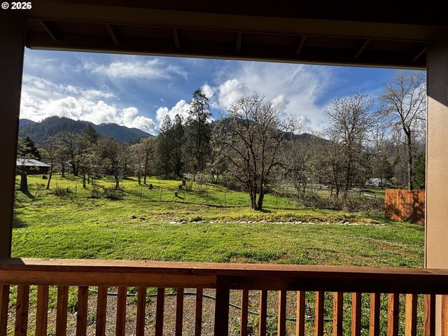 47426 School St, Oakridge, OR 97463