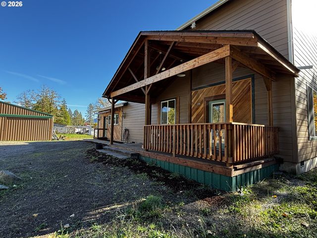 47426 School St, Oakridge, OR 97463