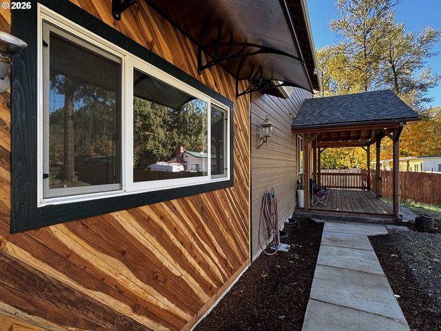 47426 School St, Oakridge, OR 97463