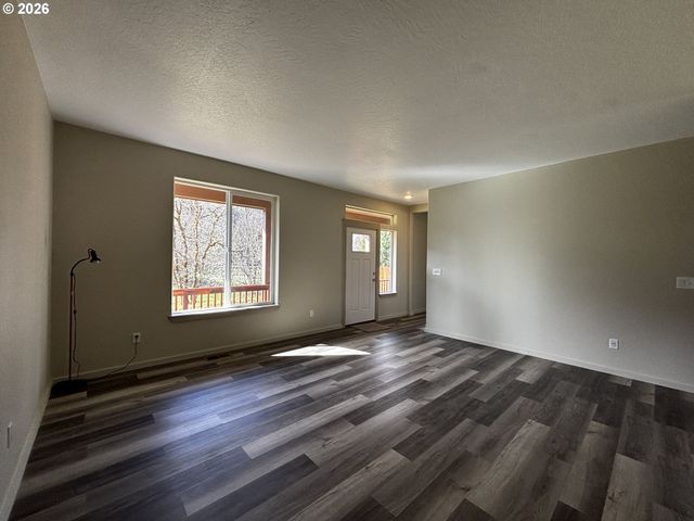 47426 School St, Oakridge, OR 97463