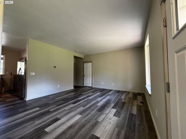 47426 School St, Oakridge, OR 97463