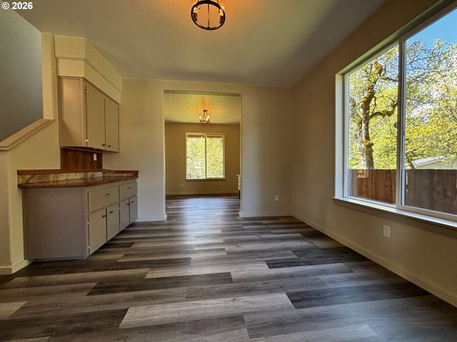 47426 School St, Oakridge, OR 97463