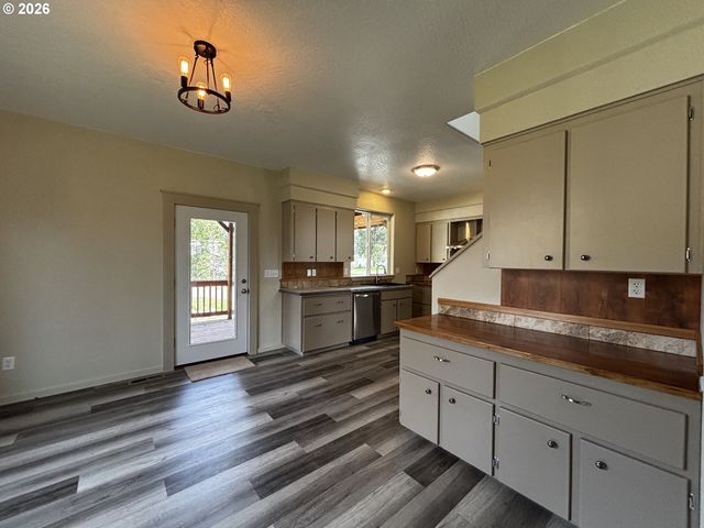 47426 School St, Oakridge, OR 97463