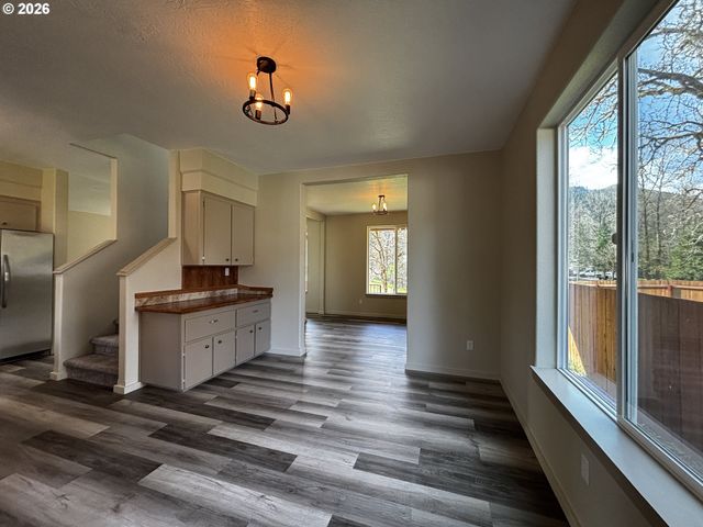 47426 School St, Oakridge, OR 97463